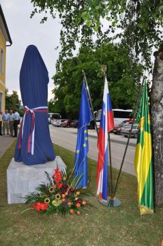 KNOBLEHARJEVO 2011 - Odkritje kipa Frana s. Metelka in odprtje razstave umetniških del Ferenca ccsernika